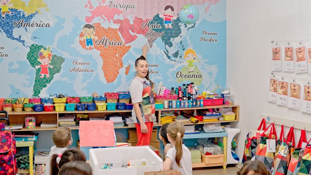Sala com mapa-múndi na Pequetitos