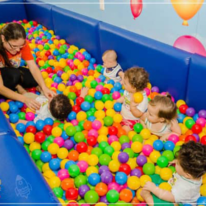 Bolinhas e crianças por todos os lados